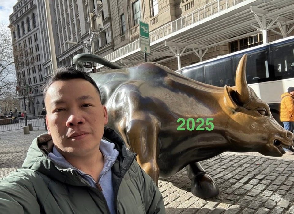 Hồ Trần Thiện Mỹ tại Wall Street bên biểu tượng bò phố Wall